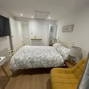 1 Bedroom Guest Near City Centre. Apartment
