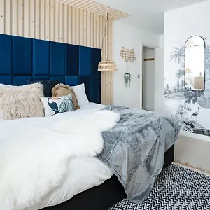 Getaway With Gaming Room, Desk & Parking Apartment